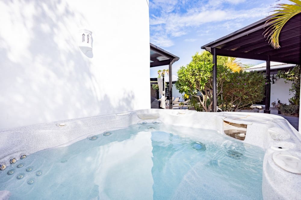 7 bedroom Villa for sale in Puerto del Carmen with pool - € 1,175,000 (Ref: 10100160)