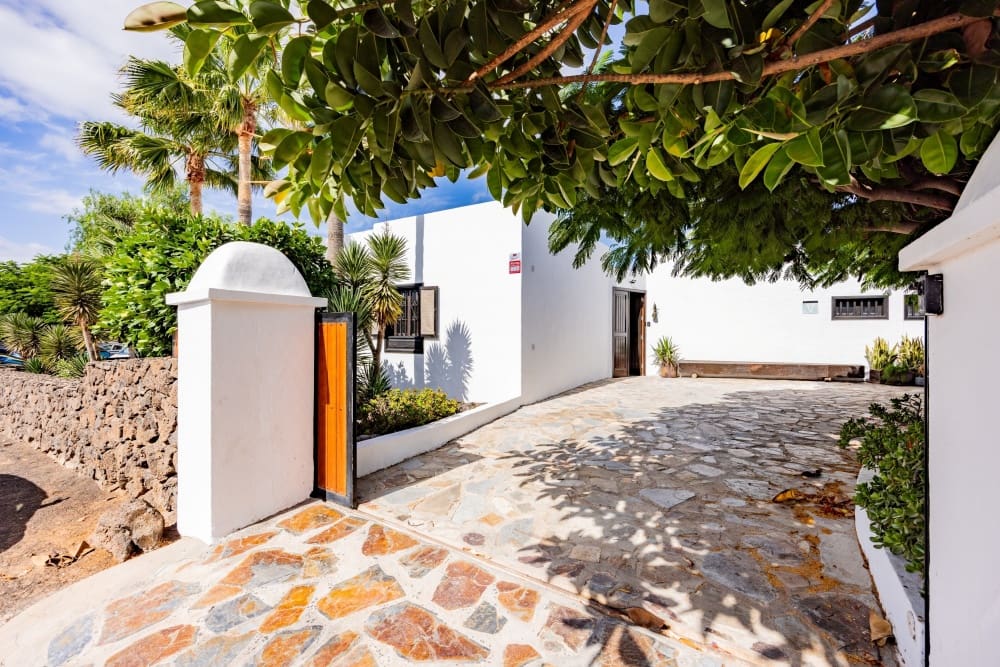 7 bedroom Villa for sale in Puerto del Carmen with pool - € 1,175,000 (Ref: 10100160)