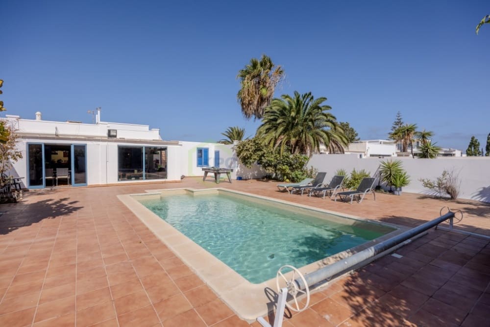 4 soveværelse Villa til salg i Playa Blanca med swimmingpool - € 590.000 (Ref: 9257975)
