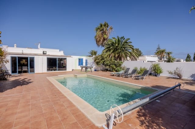 4 slaapkamer Villa te koop in Playa Blanca, Yaiza met zwembad - € 590.000 (Ref: 9257975)