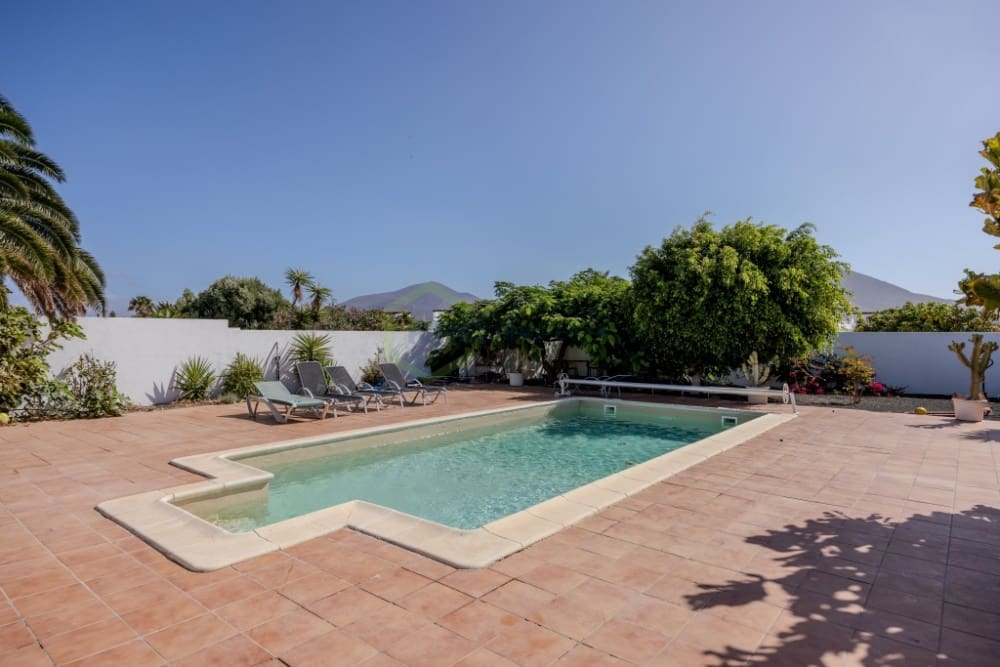 4 soveværelse Villa til salg i Playa Blanca med swimmingpool - € 590.000 (Ref: 9257975)