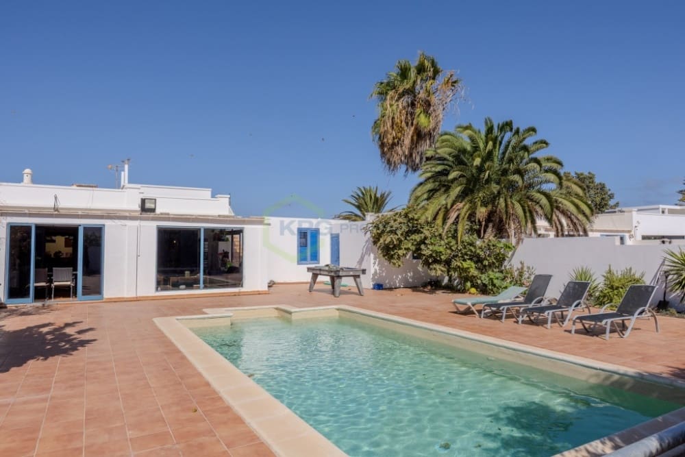 4 soveværelse Villa til salg i Playa Blanca med swimmingpool - € 590.000 (Ref: 9257975)