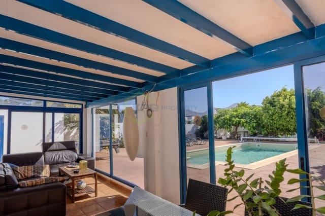 4 soverom Villa til salgs i Playa Blanca, Yaiza med svømmebasseng - € 590 000 (Ref: 9257975)