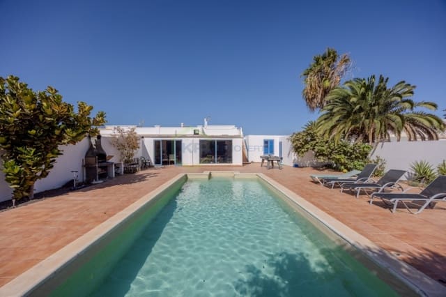 4 soverom Villa til salgs i Playa Blanca, Yaiza med svømmebasseng - € 590 000 (Ref: 9257975)