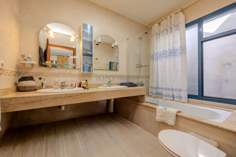 4 bedroom Villa for sale in Playa Blanca with pool - € 590,000 (Ref: 9257975)