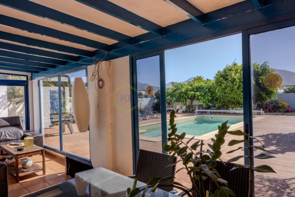 4 bedroom Villa for sale in Playa Blanca with pool - € 590,000 (Ref: 9257975)