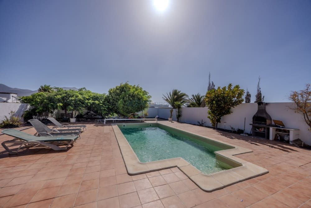 4 bedroom Villa for sale in Playa Blanca with pool - € 590,000 (Ref: 9257975)