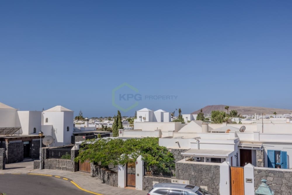 4 bedroom Villa for sale in Playa Blanca with pool - € 590,000 (Ref: 9257975)