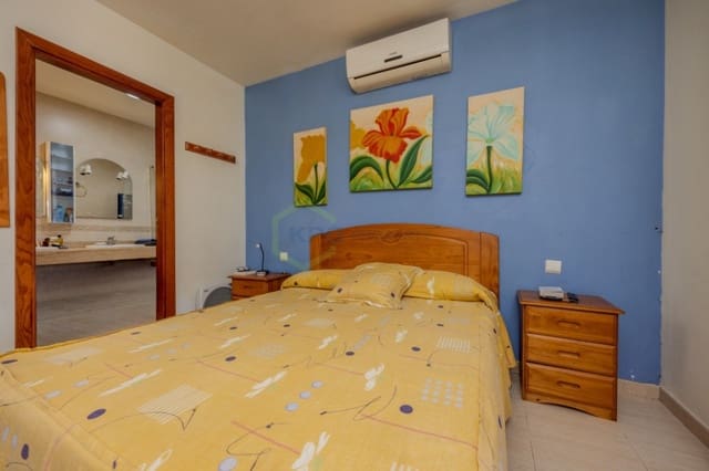 4 bedroom Villa for sale in Playa Blanca, Yaiza with pool - € 590,000 (Ref: 9257975)