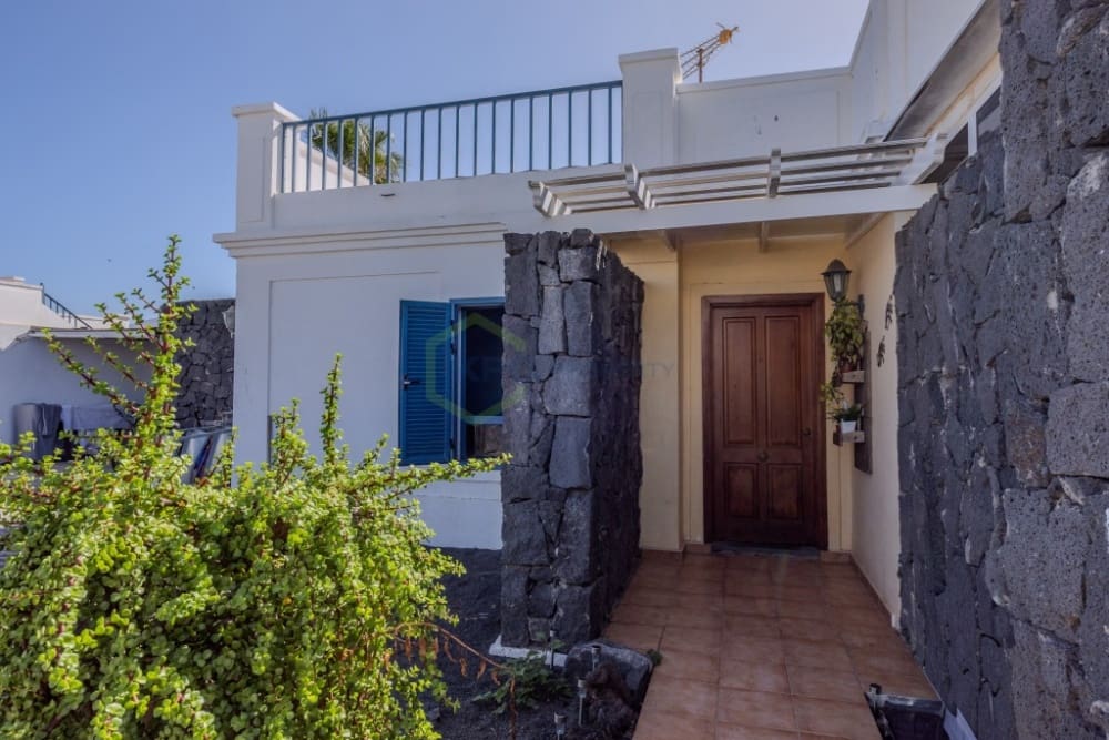 4 bedroom Villa for sale in Playa Blanca with pool - € 590,000 (Ref: 9257975)