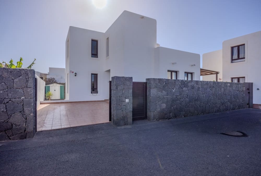 3 slaapkamer Villa te koop in Playa Blanca met zwembad - € 520.000 (Ref: 9262548)