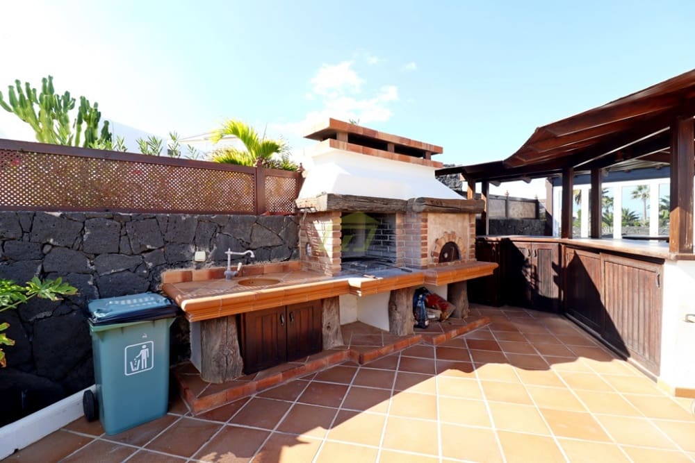 3 slaapkamer Villa te koop in Playa Blanca met zwembad - € 745.000 (Ref: 9262549)