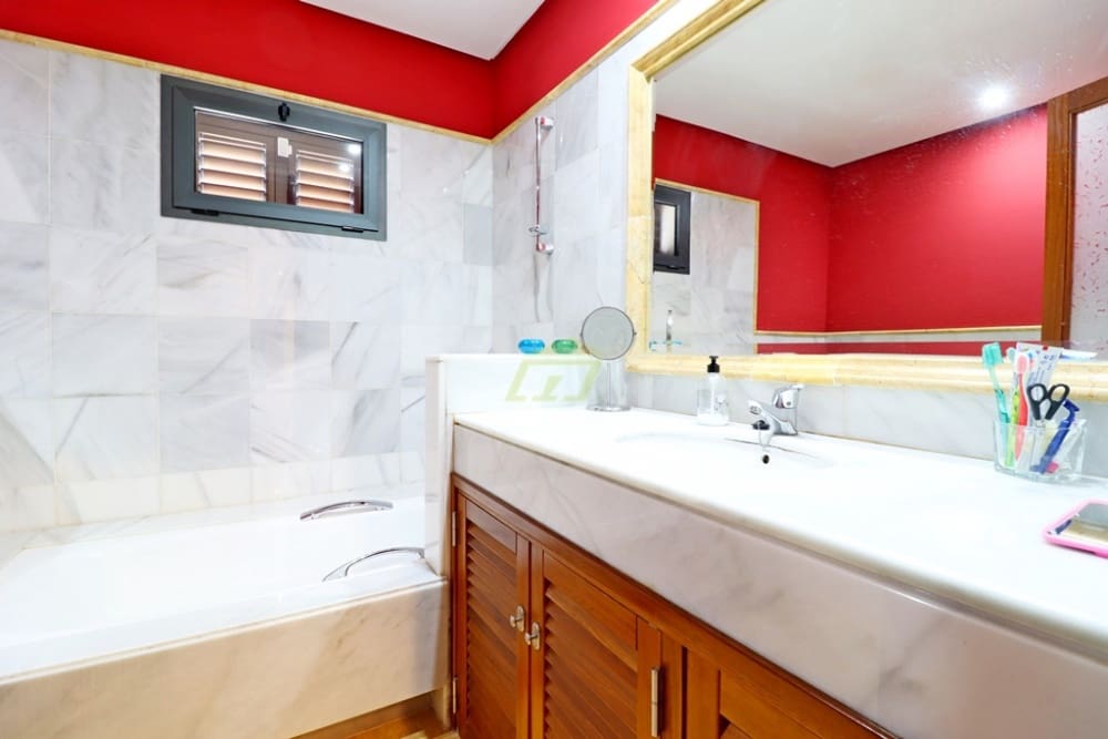 3 slaapkamer Villa te koop in Playa Blanca met zwembad - € 745.000 (Ref: 9262549)