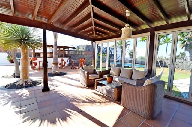 3 slaapkamer Villa te koop in Playa Blanca, Yaiza met zwembad - € 745.000 (Ref: 9262549)