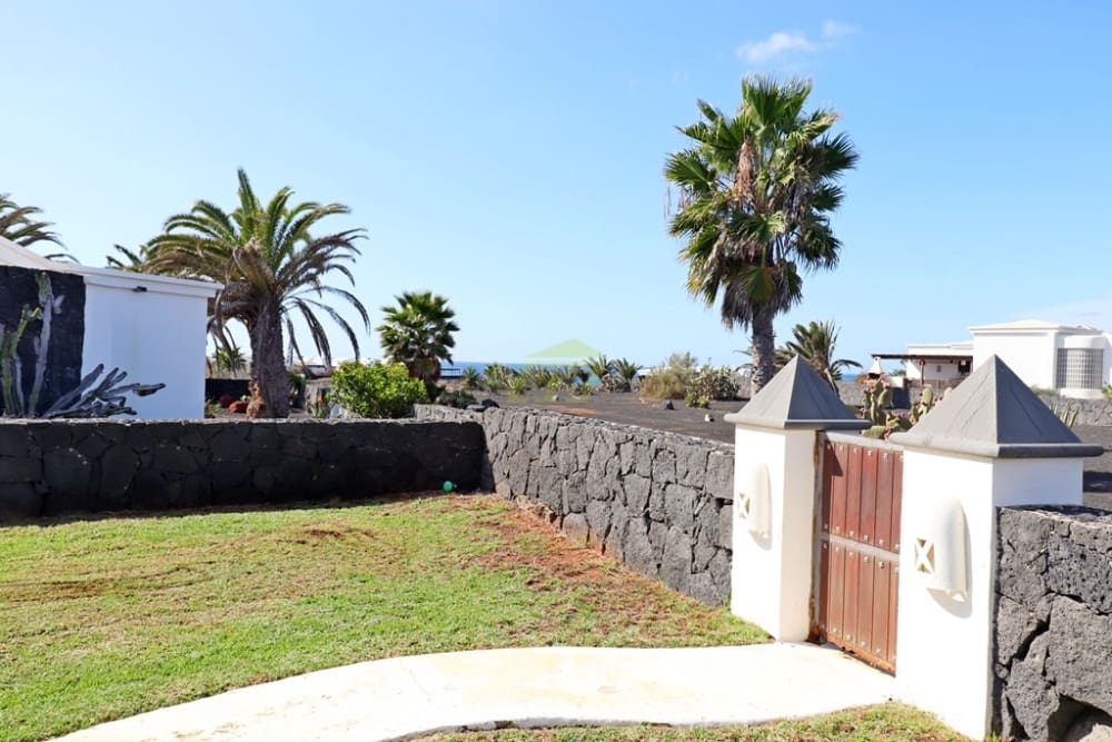 3 slaapkamer Villa te koop in Playa Blanca met zwembad - € 745.000 (Ref: 9262549)