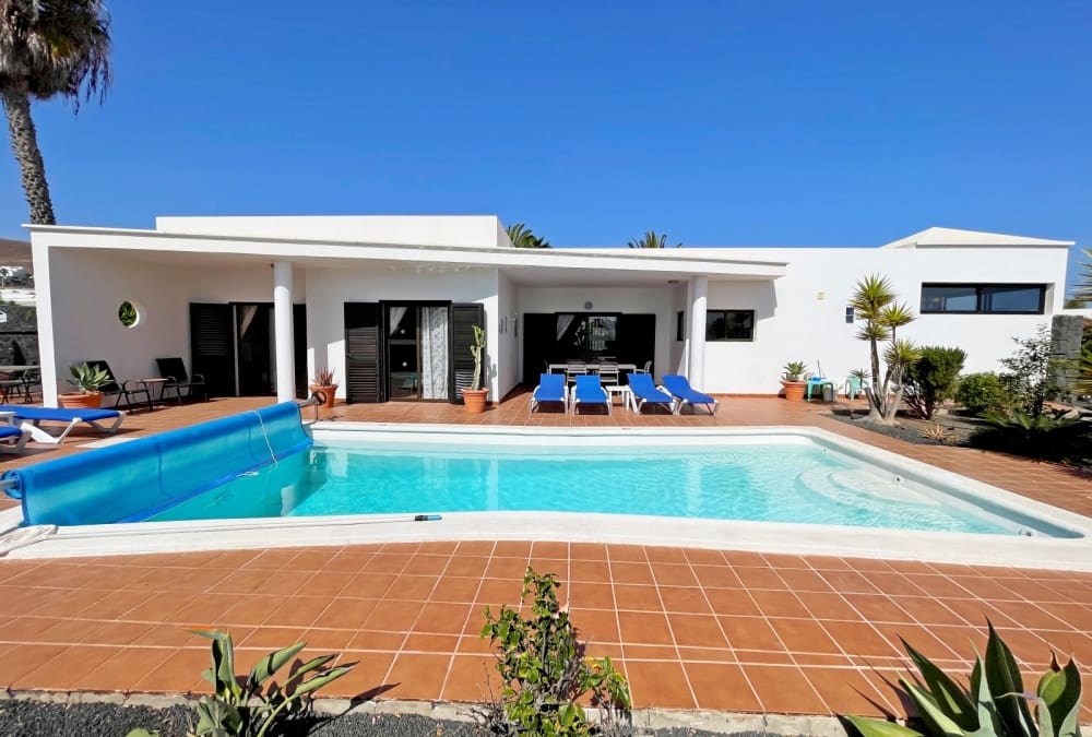 3 bedroom Villa for sale in Playa Blanca with pool - € 525,000 (Ref: 9264472)
