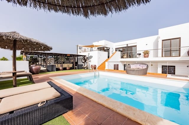 4 soveværelse Villa til salg i Playa Blanca, Yaiza med swimmingpool - € 800.000 (Ref: 9264473)