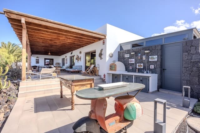 4 soveværelse Villa til salg i Playa Blanca, Yaiza - € 887.000 (Ref: 9269688)