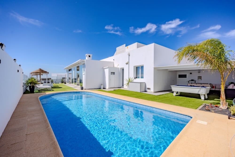 4 soveværelse Villa til salg i Costa Teguise med swimmingpool - € 925.000 (Ref: 9272569)
