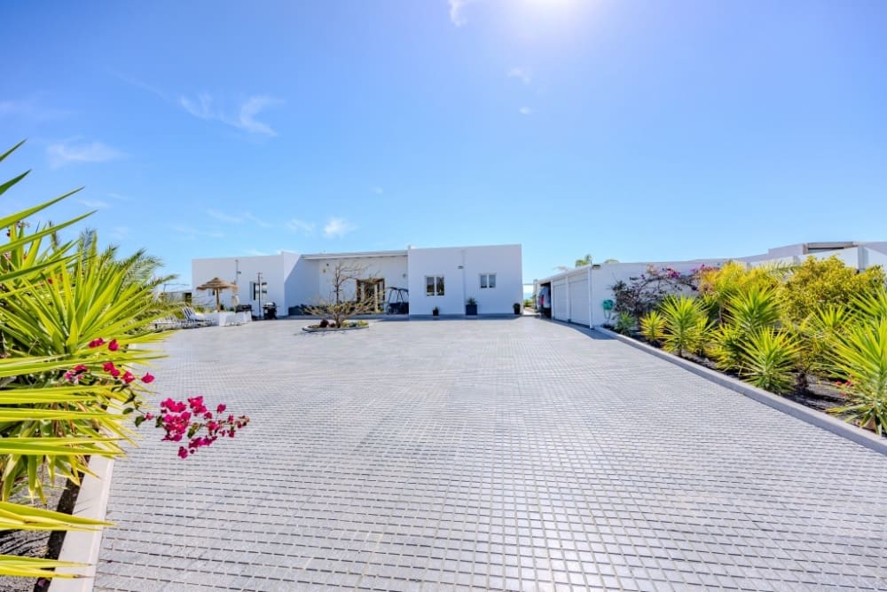 4 soveværelse Villa til salg i Costa Teguise med swimmingpool - € 925.000 (Ref: 9272569)