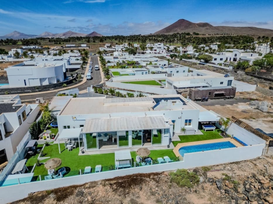 4 soveværelse Villa til salg i Costa Teguise med swimmingpool - € 925.000 (Ref: 9272569)