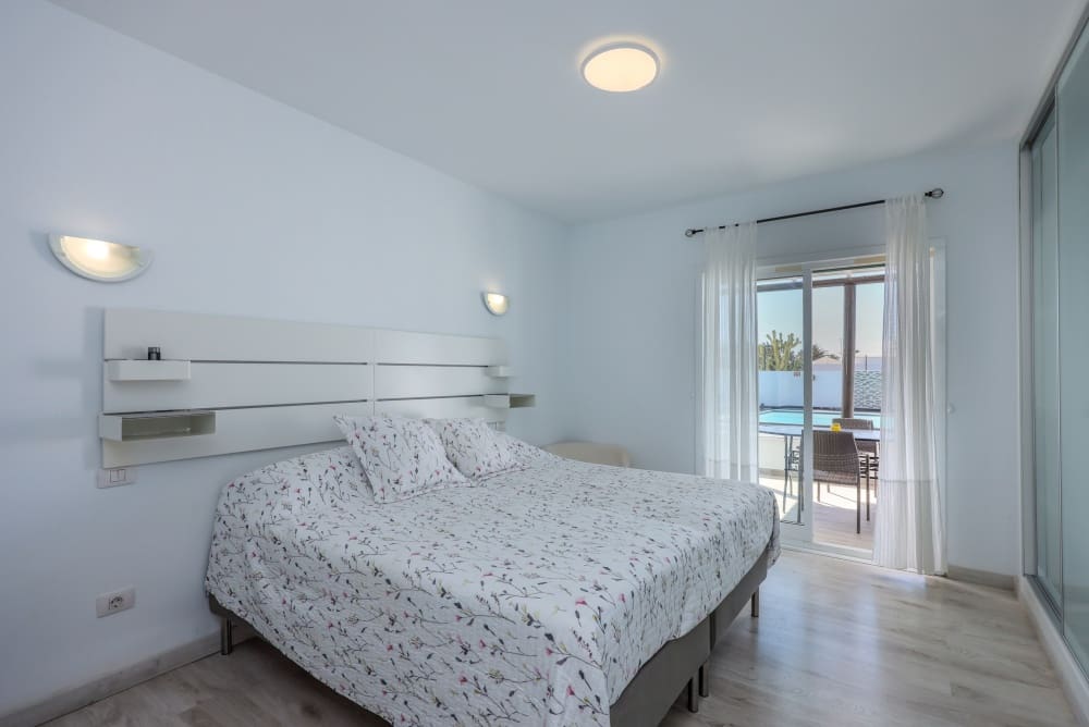 2 bedroom Villa for sale in Playa Blanca with pool - € 415,000 (Ref: 9282144)