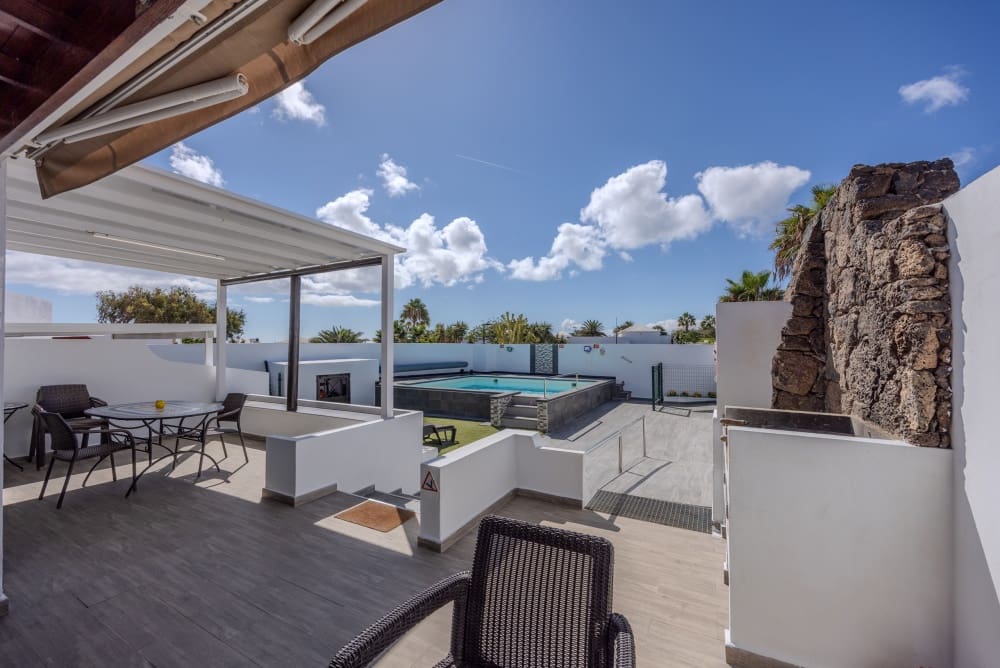 2 bedroom Villa for sale in Playa Blanca with pool - € 415,000 (Ref: 9282144)