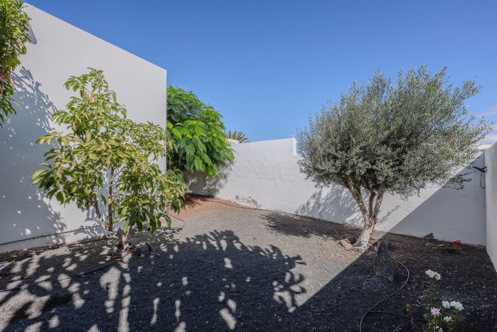 2 bedroom Villa for sale in Playa Blanca with pool - € 415,000 (Ref: 9282144)