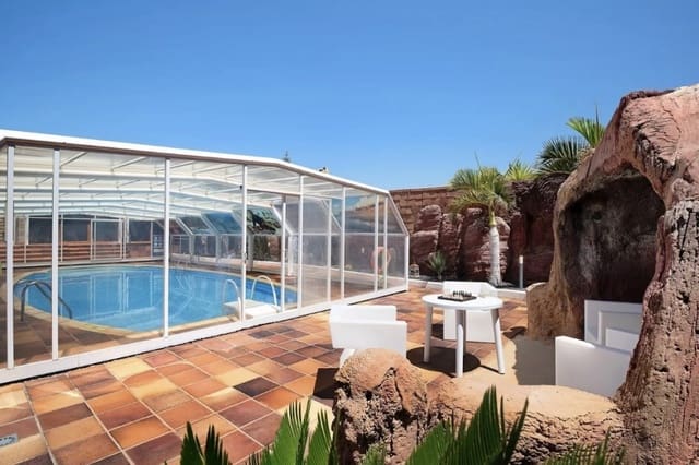 Chalet de 3 habitaciones en Playa Blanca, Yaiza en venta con piscina - 650.000 € (Ref: 9282145)