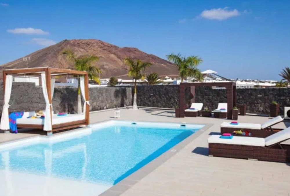 4 bedroom Villa for sale in Playa Blanca with pool - € 669,000 (Ref: 9285184)