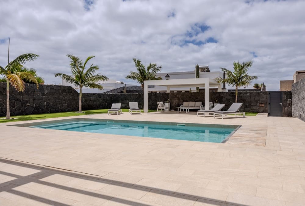 7 bedroom Villa for sale in Playa Blanca with pool - € 1,900,000 (Ref: 9285186)
