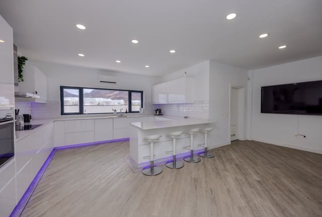 7 Zimmer Villa zu verkaufen in Playa Blanca, Yaiza mit Pool - 1.900.000 € (Ref: 9285186)