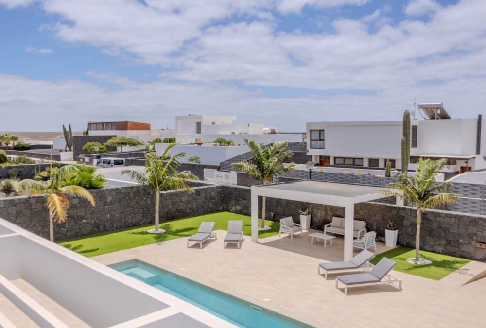 7 bedroom Villa for sale in Playa Blanca with pool - € 1,900,000 (Ref: 9285186)