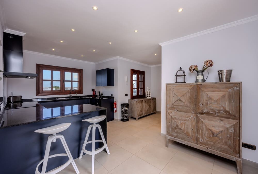 5 slaapkamer Villa te koop in Playa Blanca met zwembad - € 1.750.000 (Ref: 9285187)