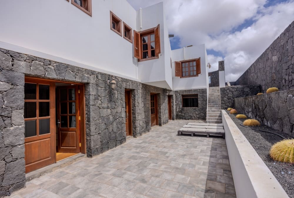 5 slaapkamer Villa te koop in Playa Blanca met zwembad - € 1.750.000 (Ref: 9285187)