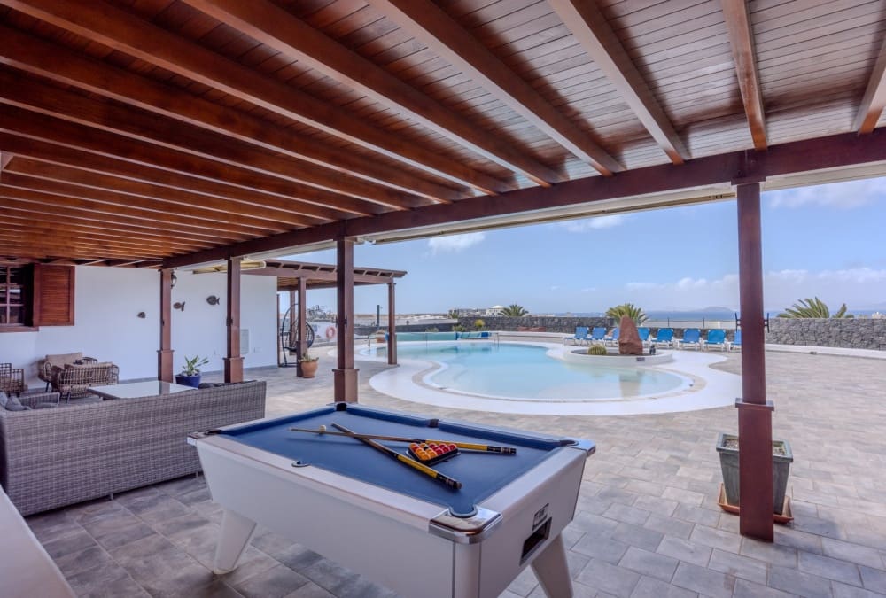 5 bedroom Villa for sale in Playa Blanca with pool - € 1,750,000 (Ref: 9285187)