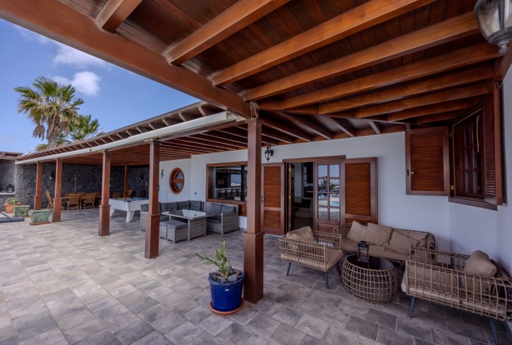 5 bedroom Villa for sale in Playa Blanca with pool - € 1,750,000 (Ref: 9285187)