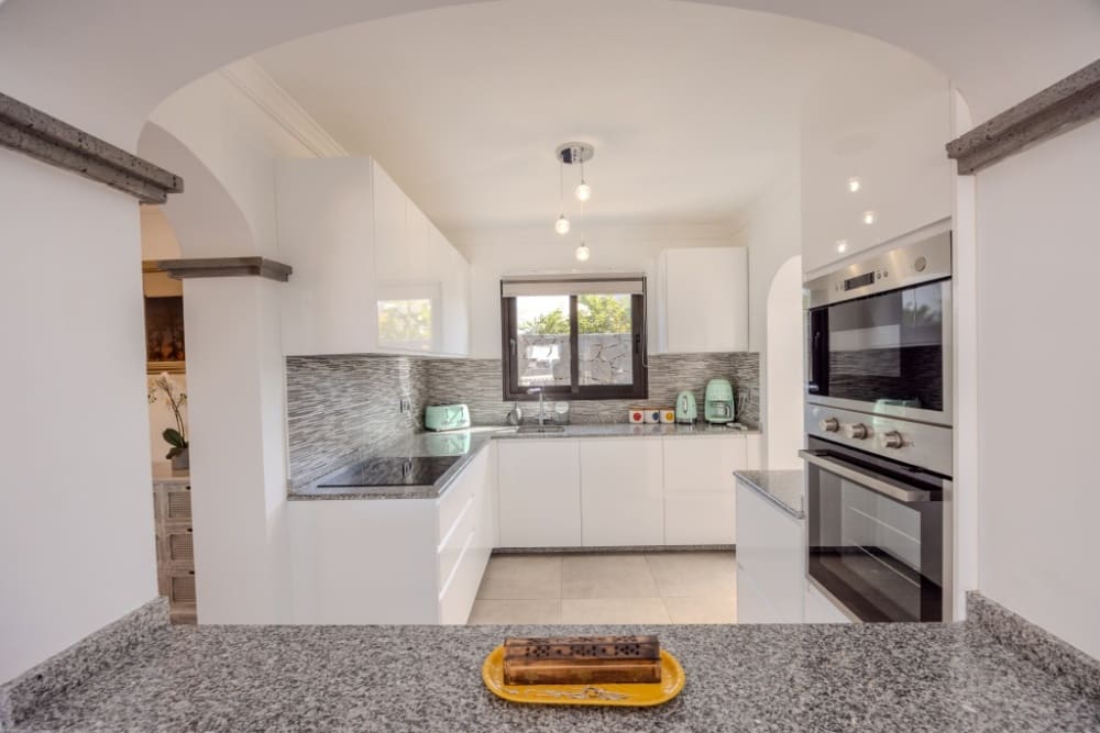 3 slaapkamer Villa te koop in Playa Blanca met zwembad - € 545.000 (Ref: 9305166)