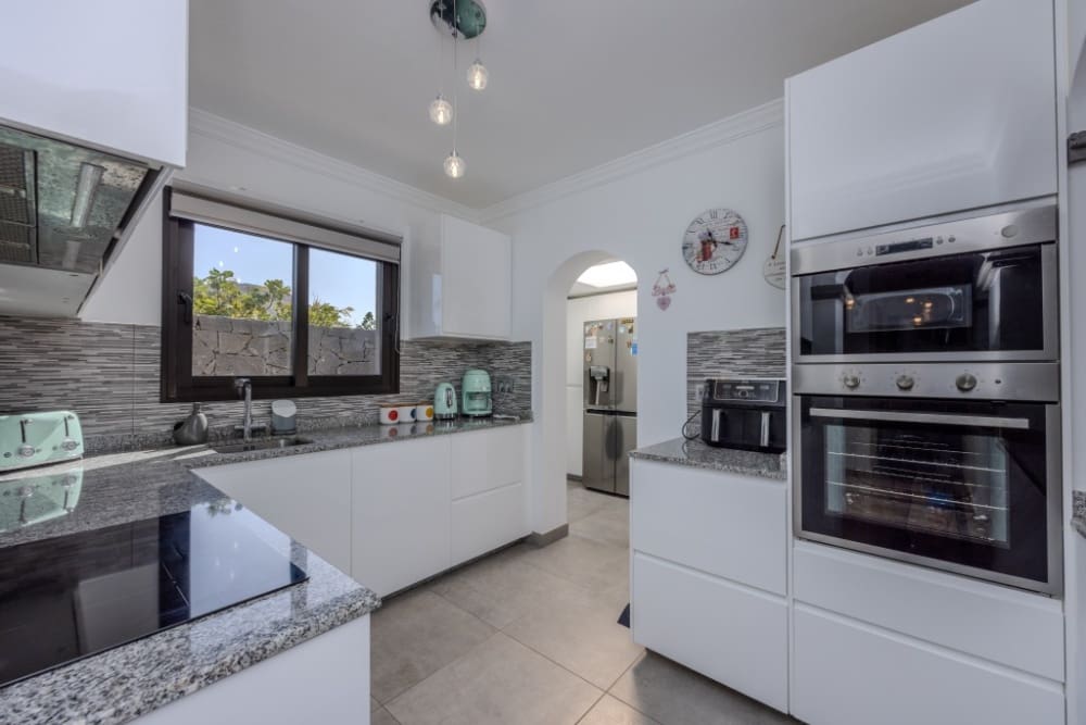 3 slaapkamer Villa te koop in Playa Blanca met zwembad - € 545.000 (Ref: 9305166)