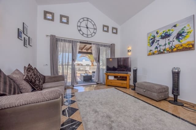 Chalet de 3 habitaciones en Playa Blanca, Yaiza en venta con piscina - 545.000 € (Ref: 9305166)