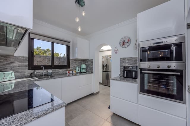 Chalet de 3 habitaciones en Playa Blanca, Yaiza en venta con piscina - 545.000 € (Ref: 9305166)