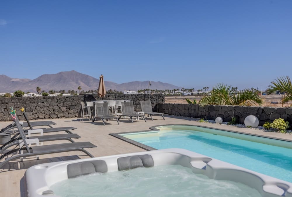 5 bedroom Villa for sale in Playa Blanca with pool - € 699,000 (Ref: 9310867)