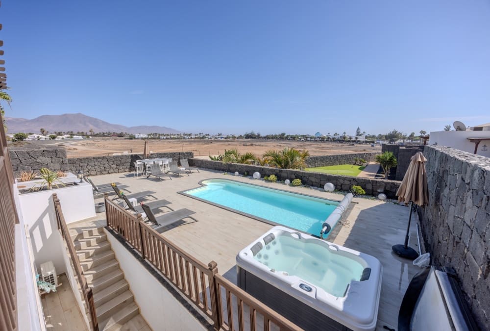 5 bedroom Villa for sale in Playa Blanca with pool - € 699,000 (Ref: 9310867)