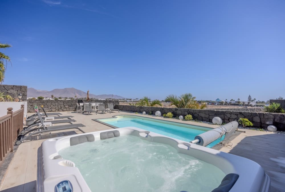 5 bedroom Villa for sale in Playa Blanca with pool - € 699,000 (Ref: 9310867)