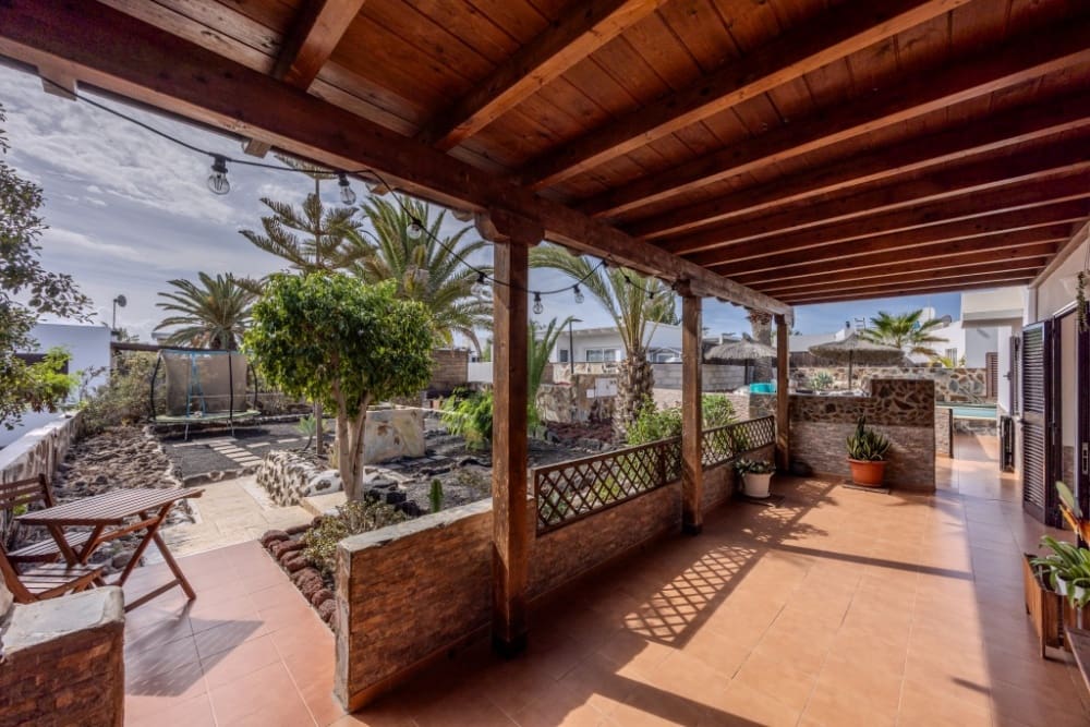 3 soveværelse Villa til salg i Playa Blanca med swimmingpool - € 415.000 (Ref: 9367478)