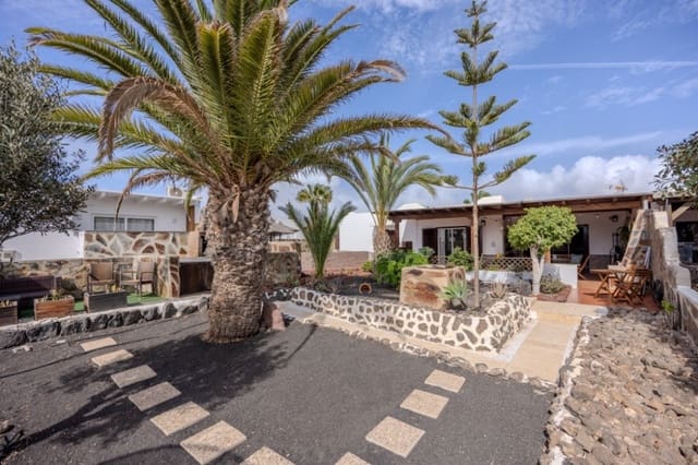 3 bedroom Villa for sale in Playa Blanca, Yaiza with pool - € 415,000 (Ref: 9367478)
