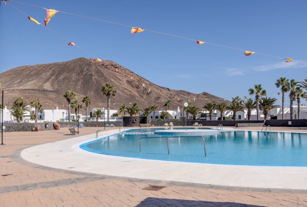 2 bedroom Villa for sale in Playa Blanca with pool - € 329,000 (Ref: 9449144)