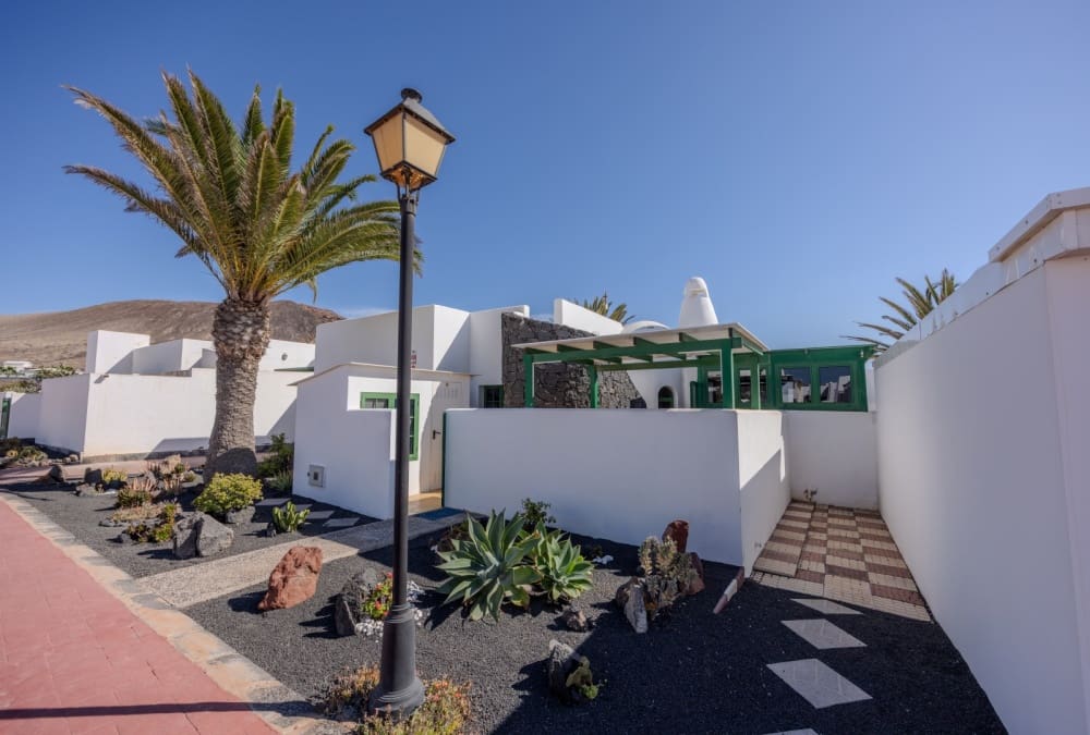 2 bedroom Villa for sale in Playa Blanca with pool - € 329,000 (Ref: 9449144)