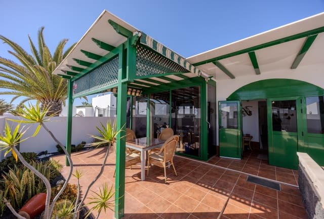 2 bedroom Villa for sale in Playa Blanca, Yaiza with pool - € 329,000 (Ref: 9449144)