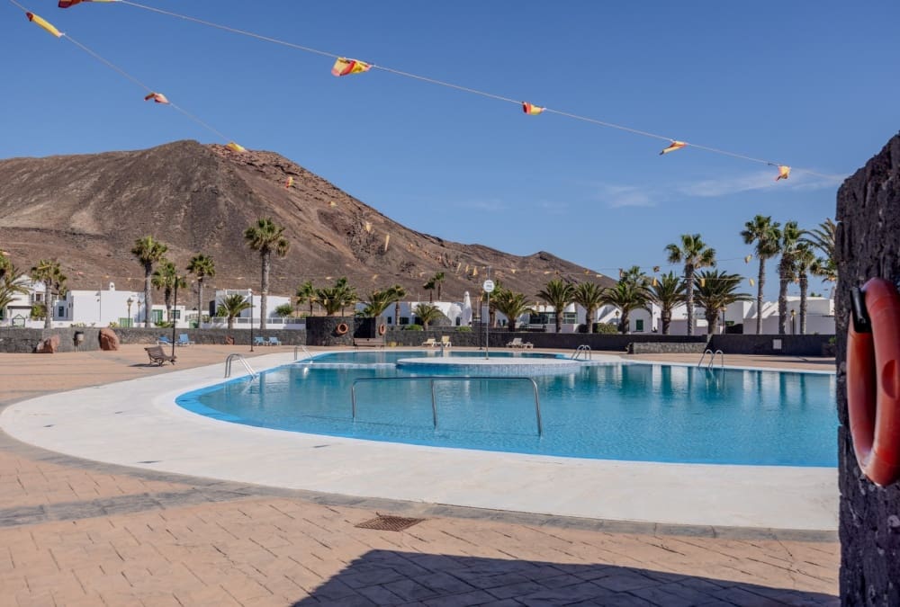 2 bedroom Villa for sale in Playa Blanca with pool - € 329,000 (Ref: 9449144)
